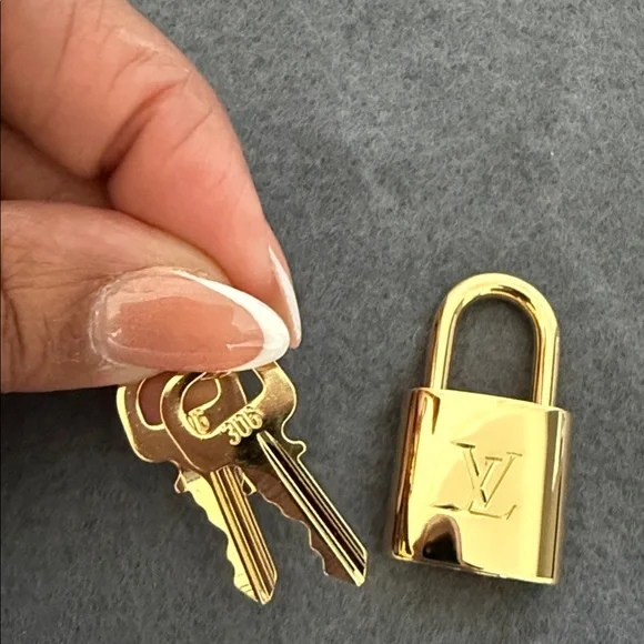 LV Lock and Key #306 - Picture 5 of 6